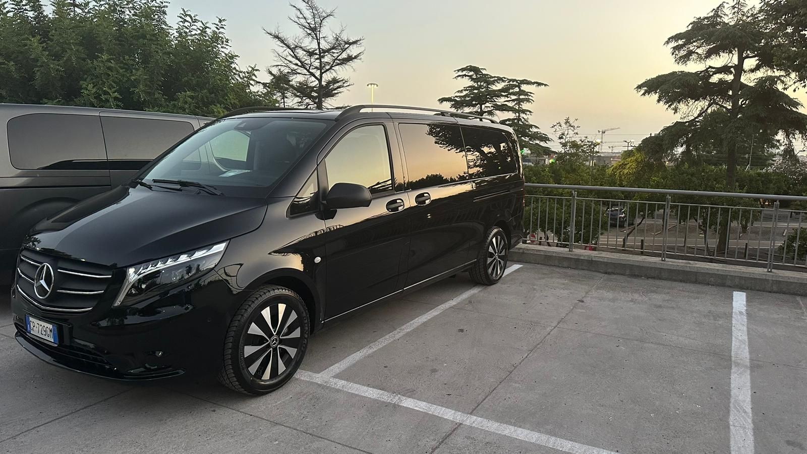 Mercedes black van 8 seats